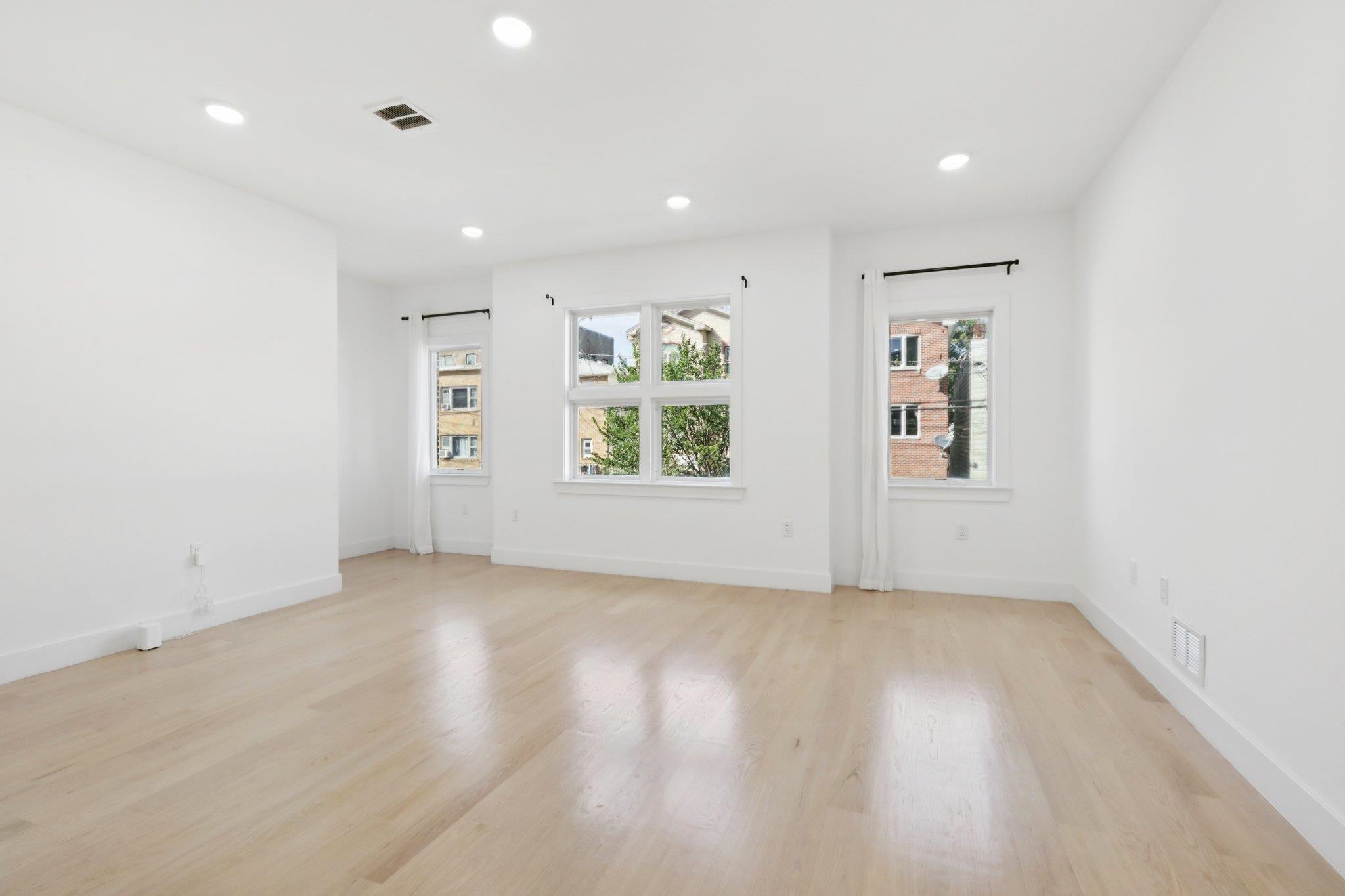 131 ZABRISKIE ST Unit: 1