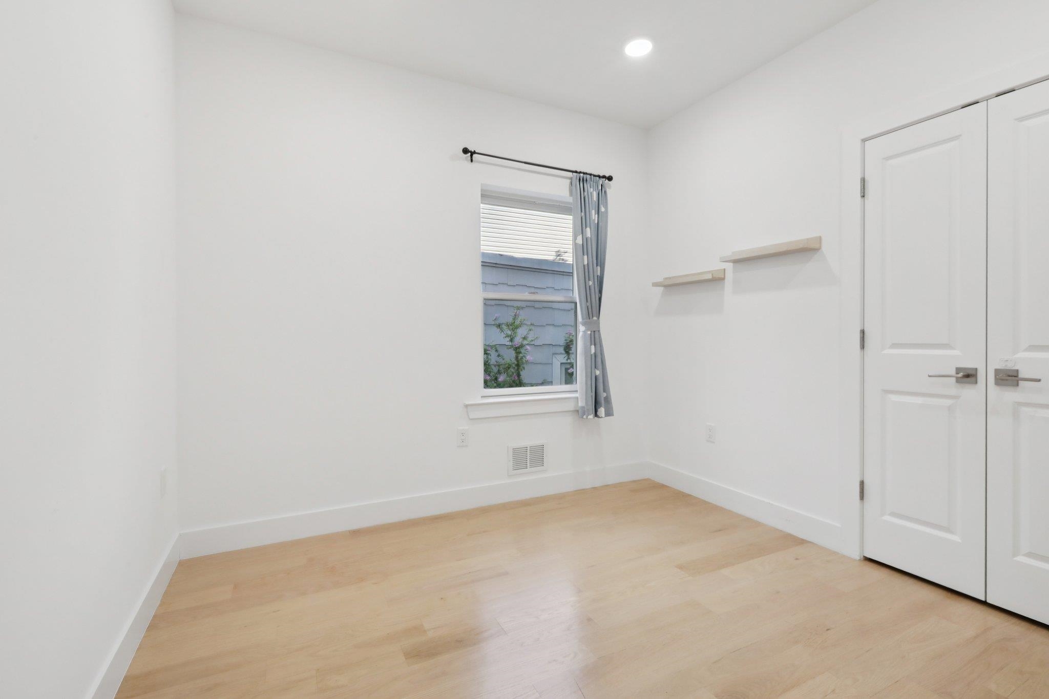 131 ZABRISKIE ST Unit: 1
