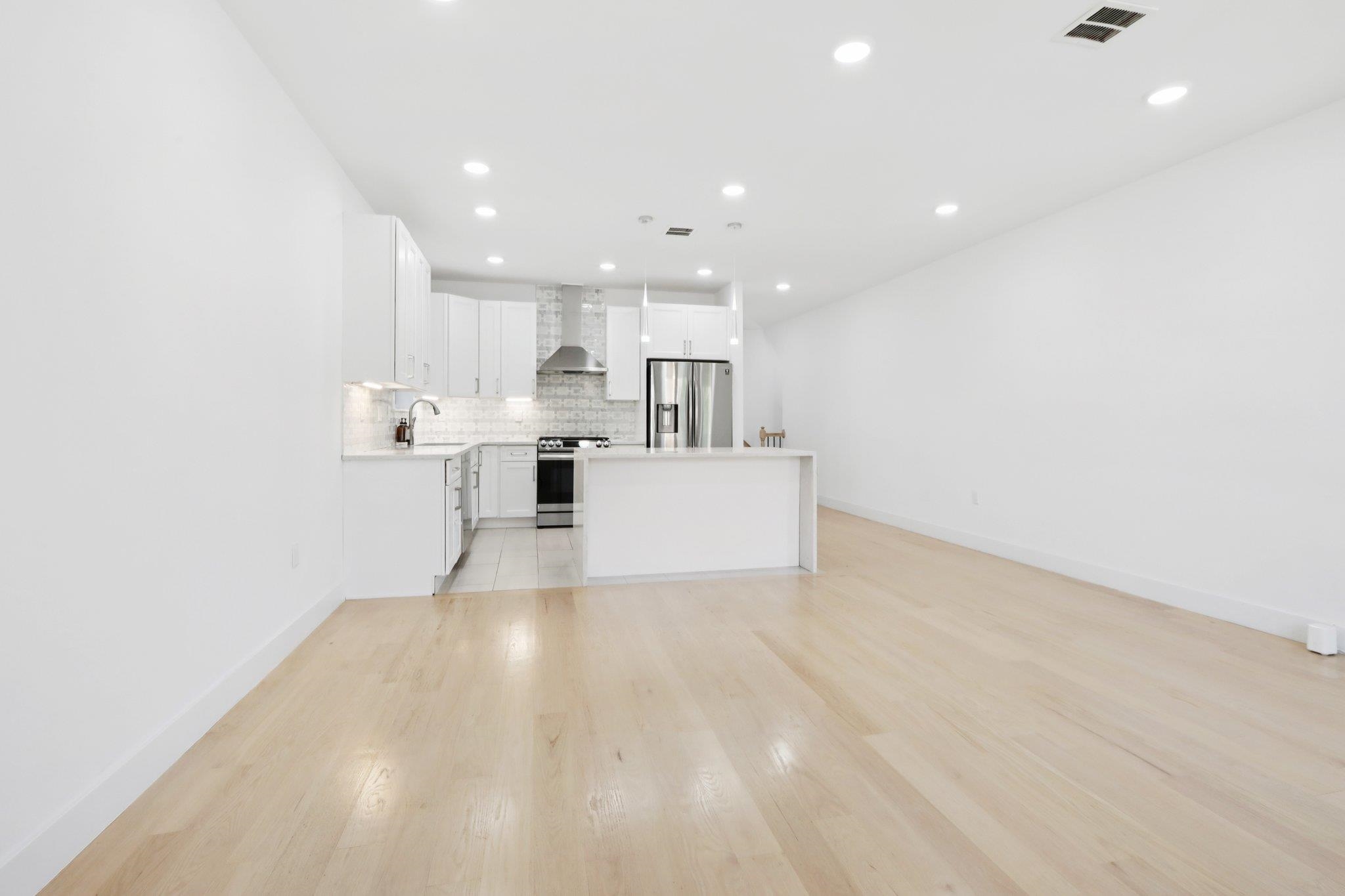 131 ZABRISKIE ST Unit: 1