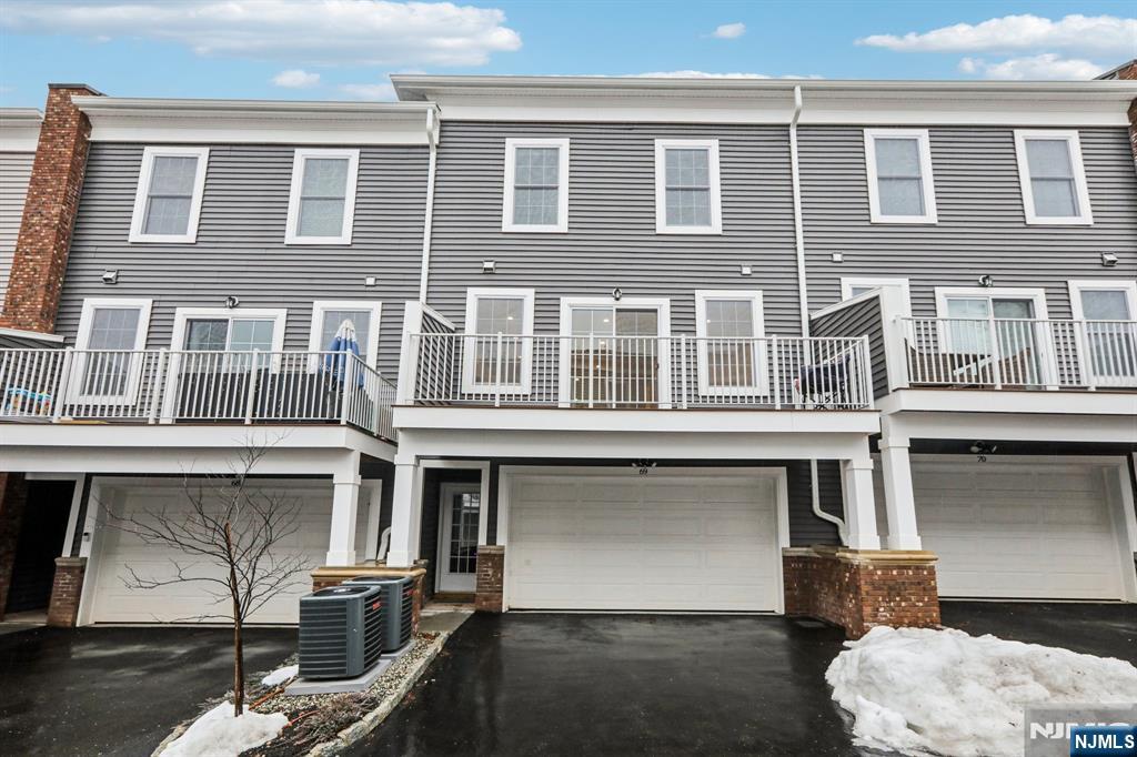 69 Parkside Lane 1203