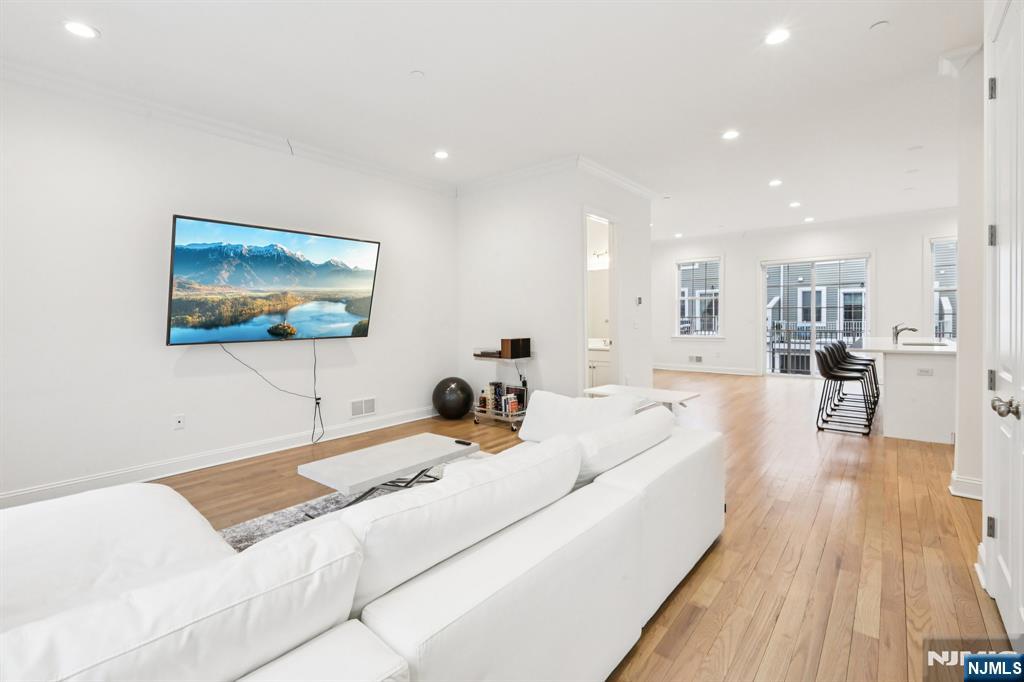 69 Parkside Lane 1203