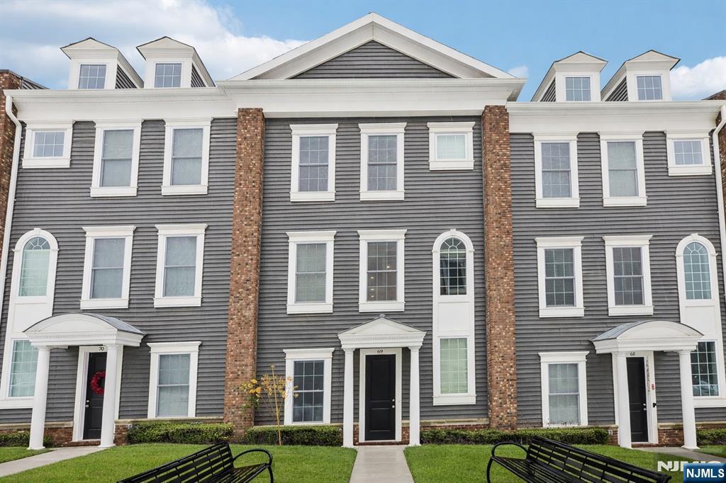 69 Parkside Lane 1203