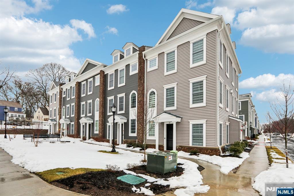 69 Parkside Lane 1203