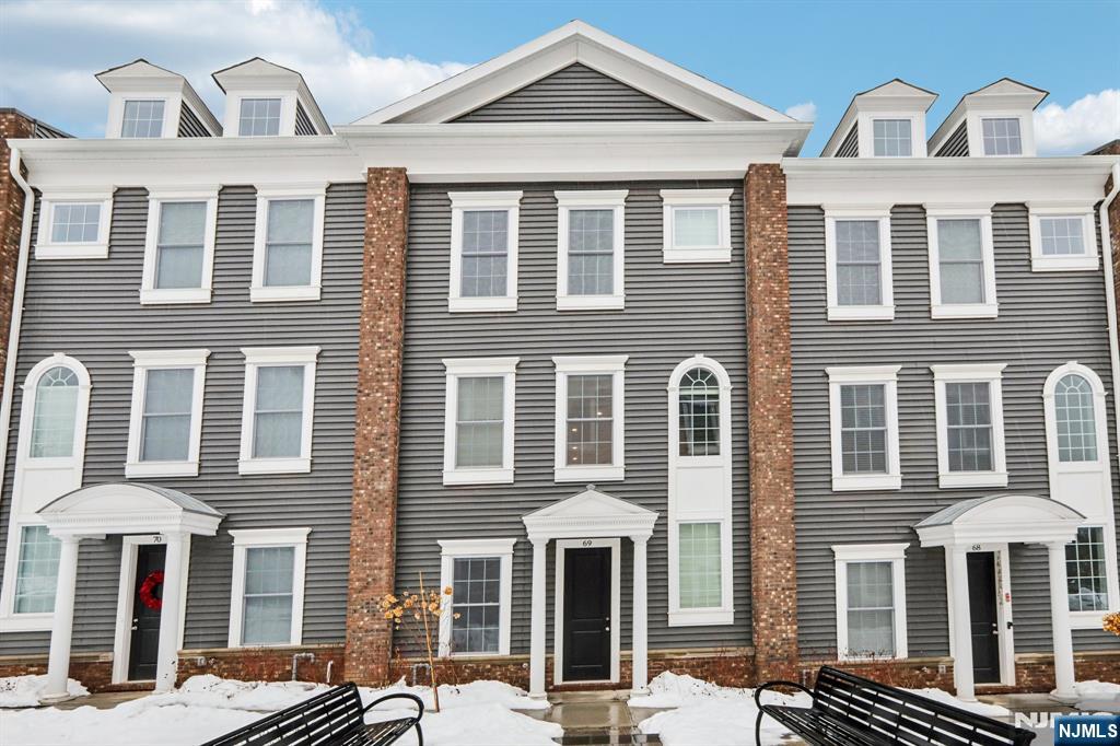 69 Parkside Lane 1203