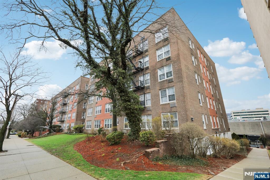 2160 Center Avenue 4N