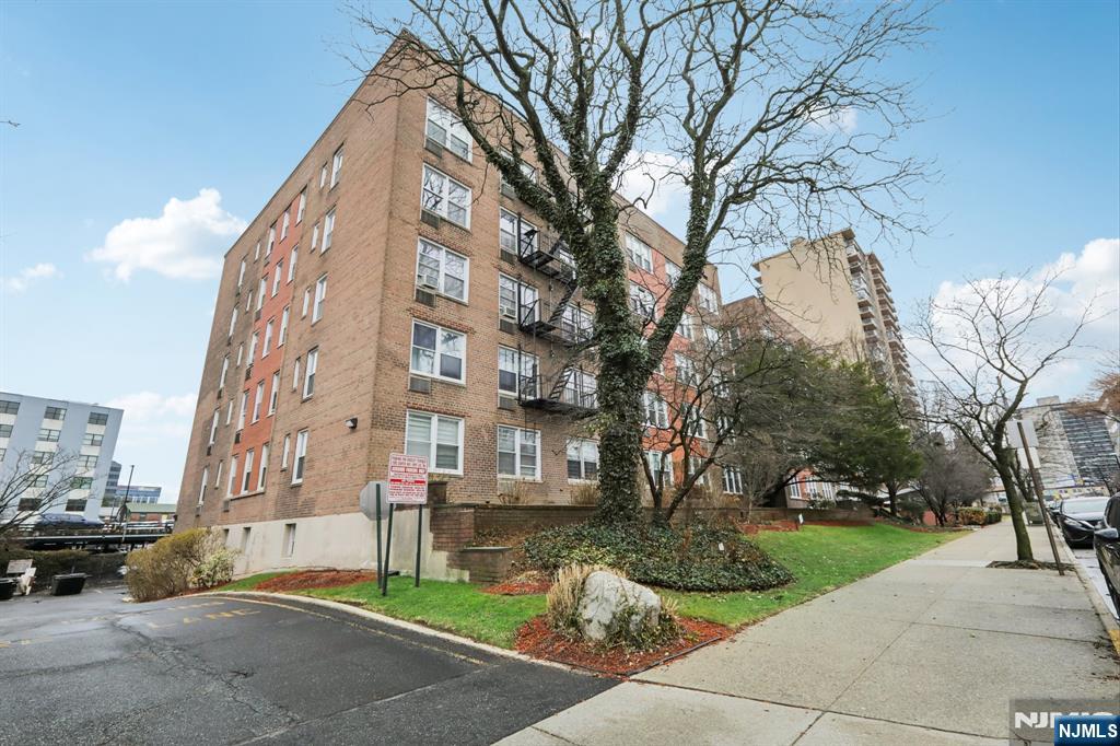 2160 Center Avenue 4N