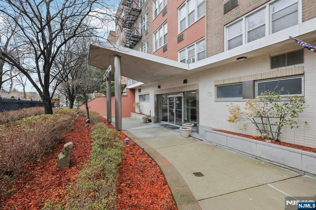 2160 Center Avenue 4N
