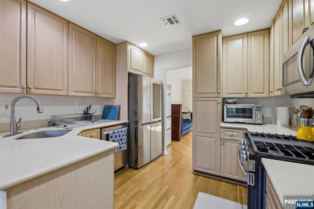 79 Lakeview Drive