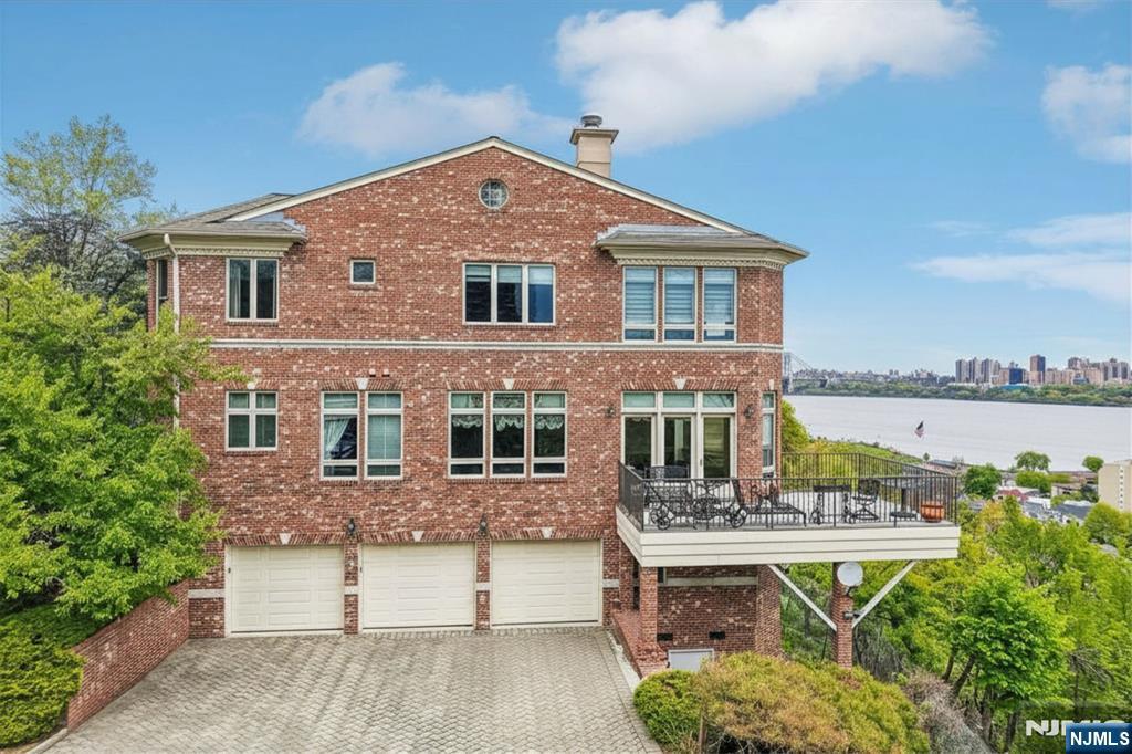 2 Ascot Way