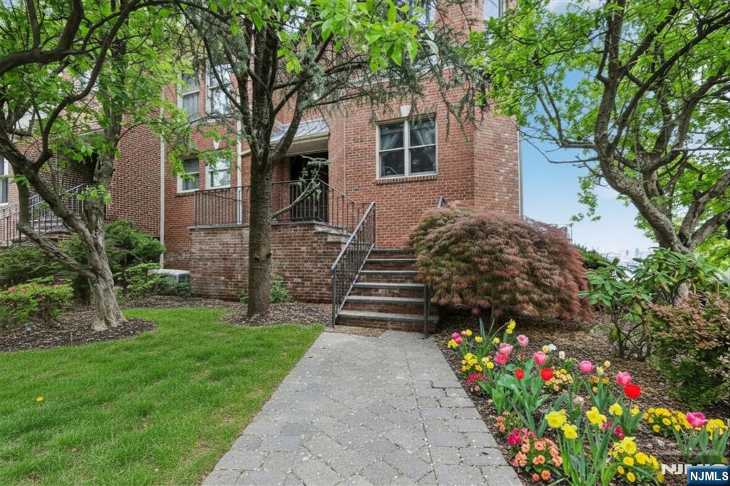 2 Ascot Way