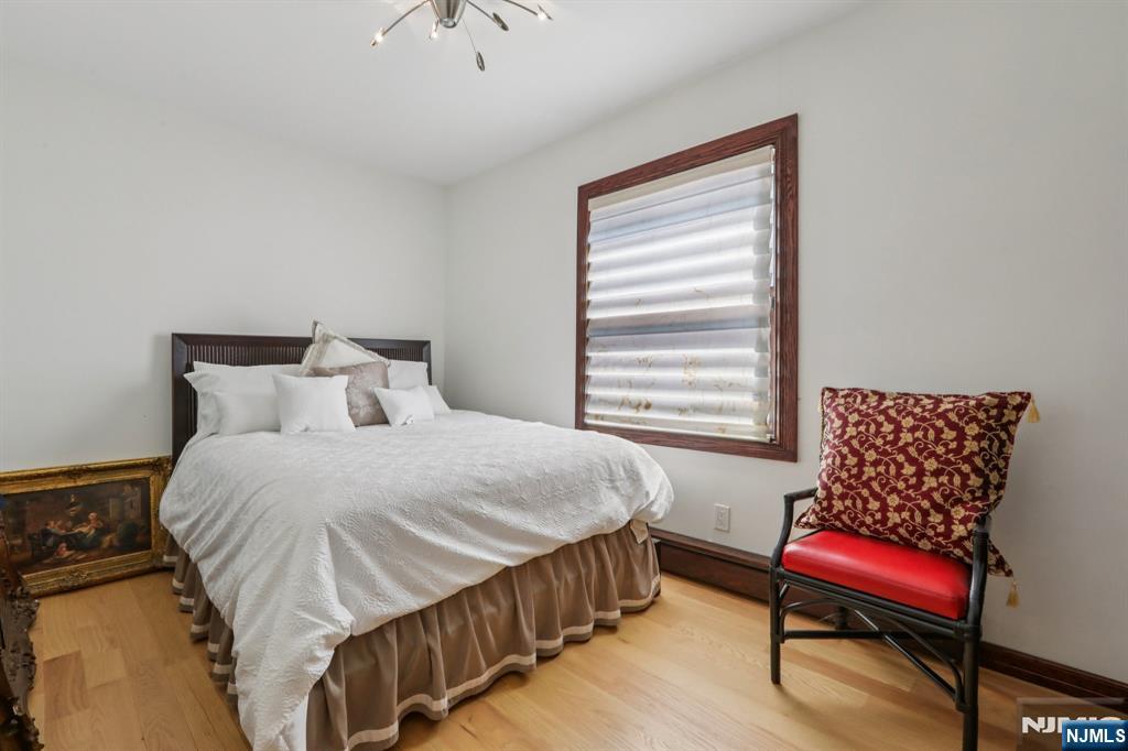 1060 Briar Way