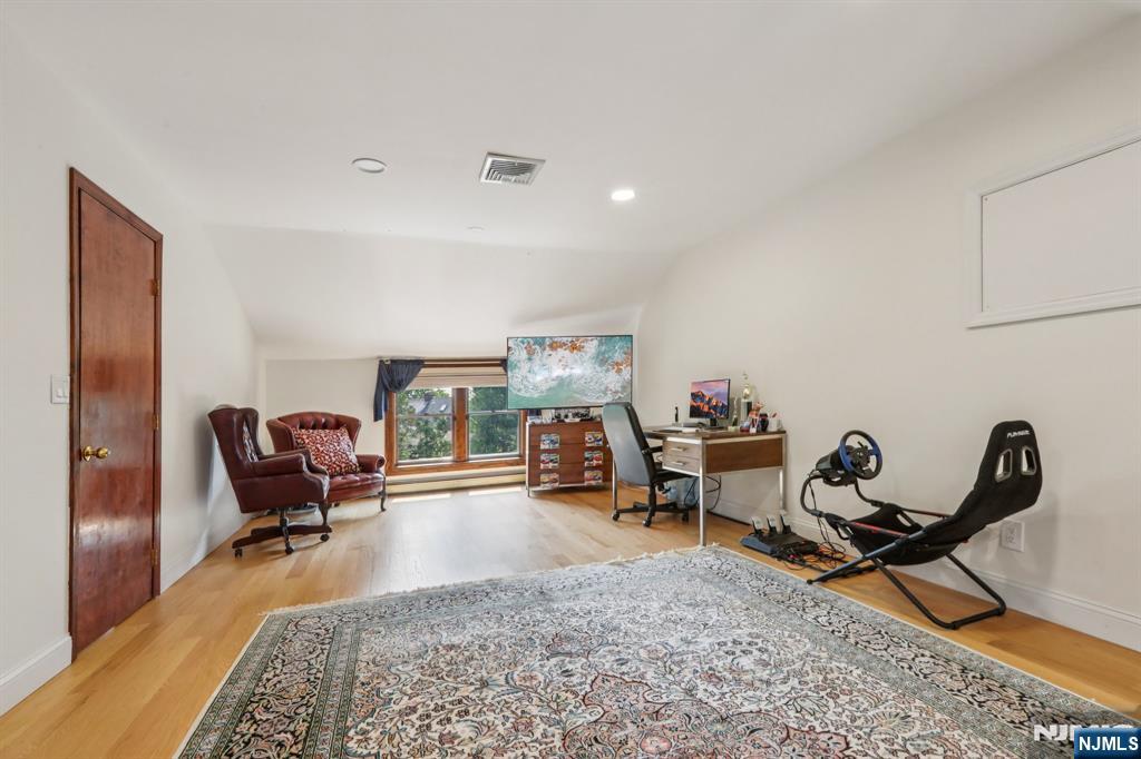 1060 Briar Way