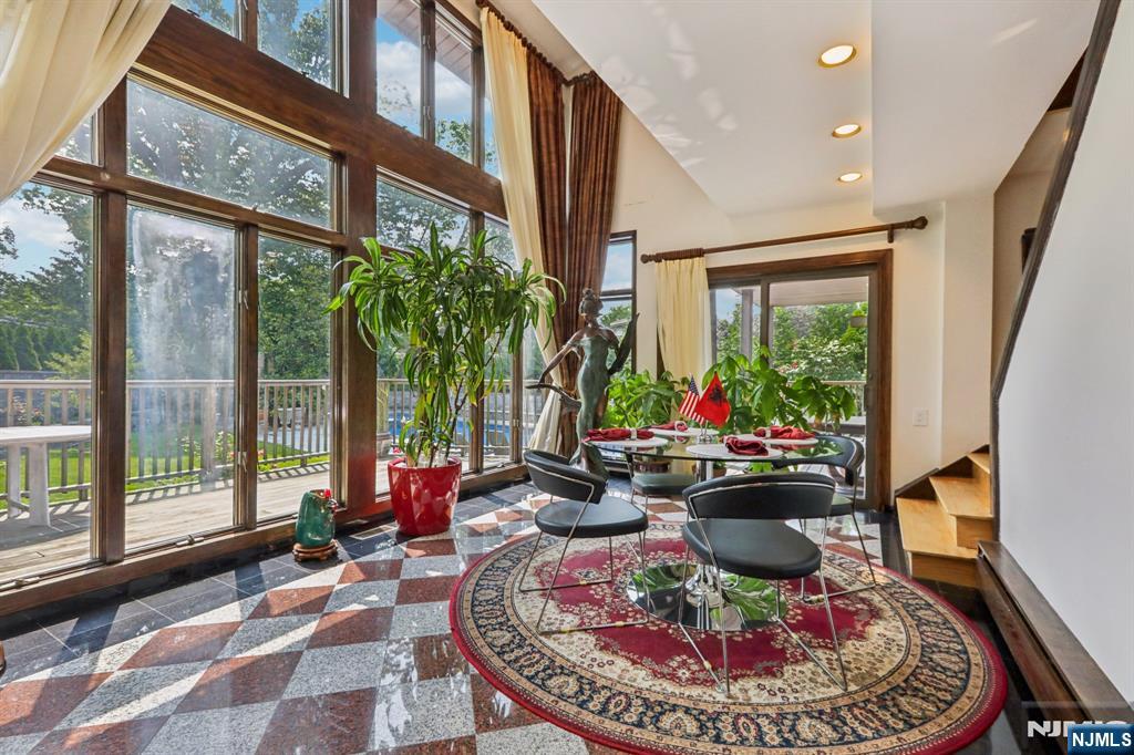 1060 Briar Way