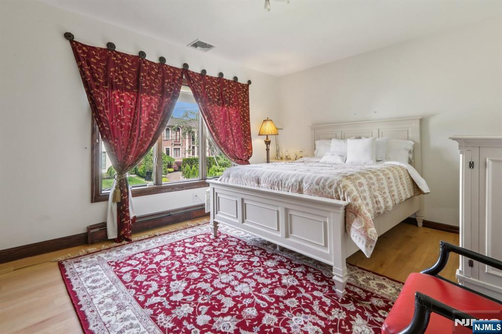 1060 Briar Way
