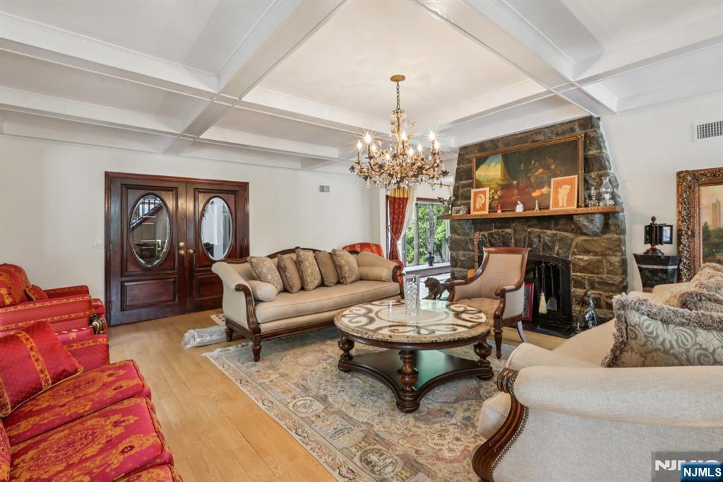 1060 Briar Way