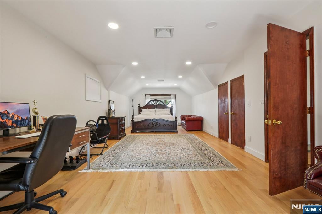1060 Briar Way