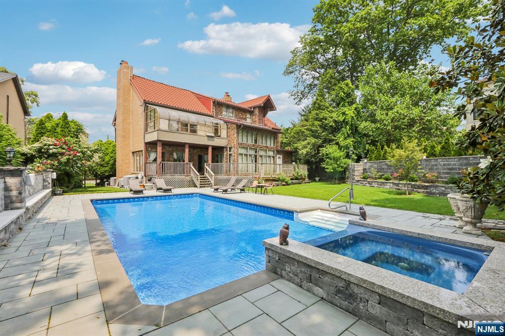 1060 Briar Way