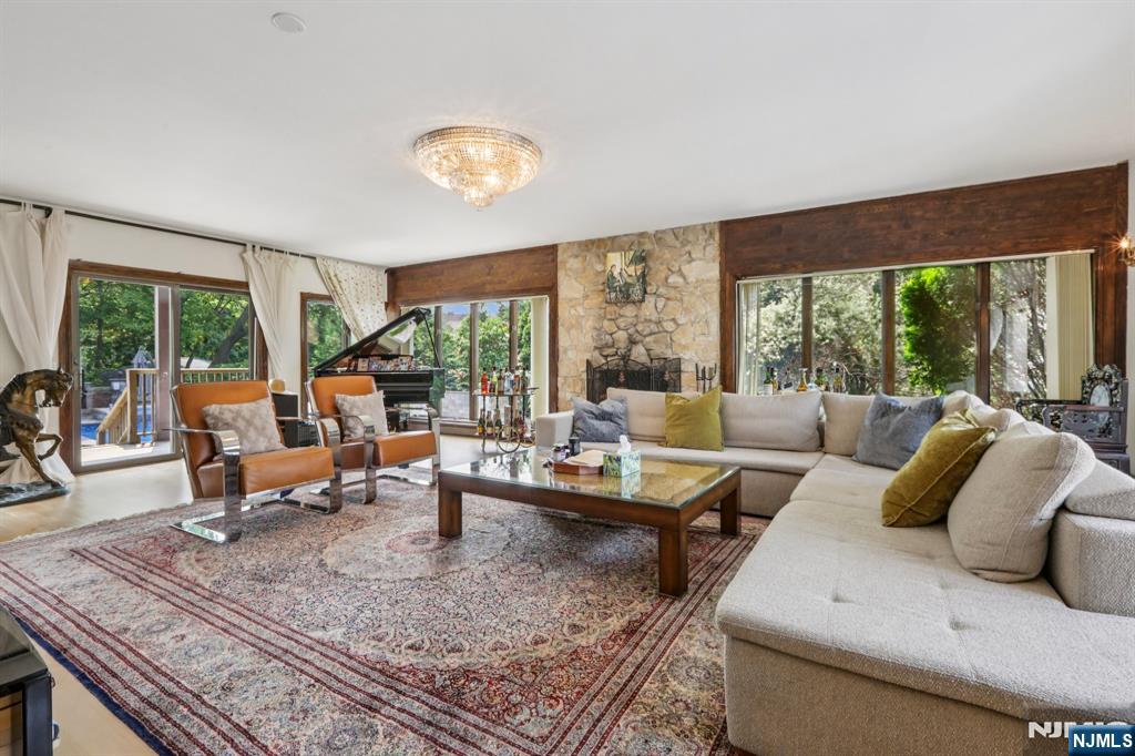 1060 Briar Way
