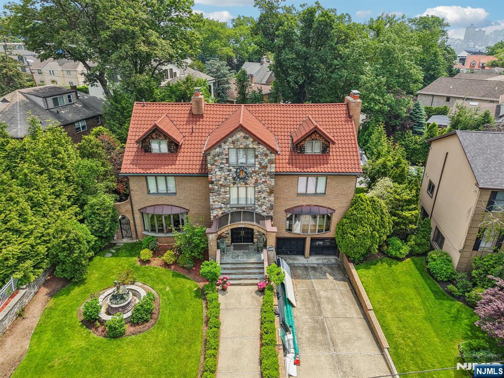 1060 Briar Way