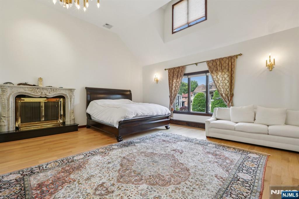 1060 Briar Way
