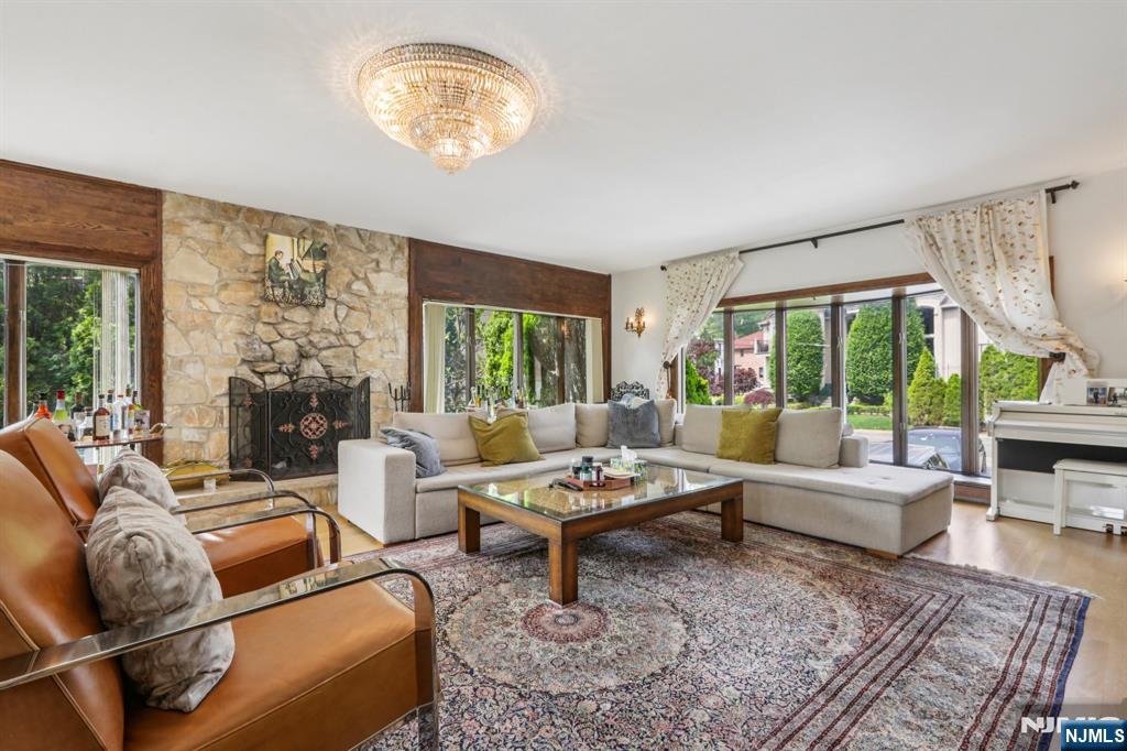 1060 Briar Way