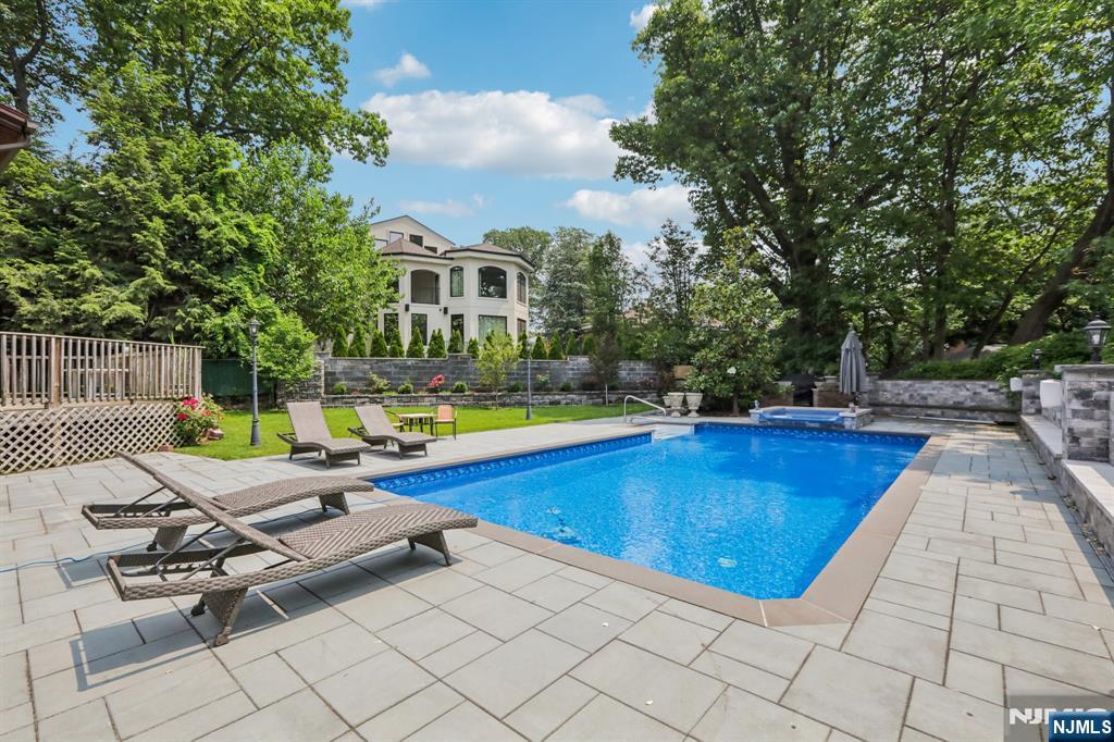 1060 Briar Way
