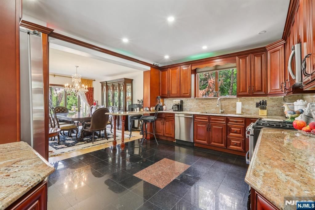 1060 Briar Way