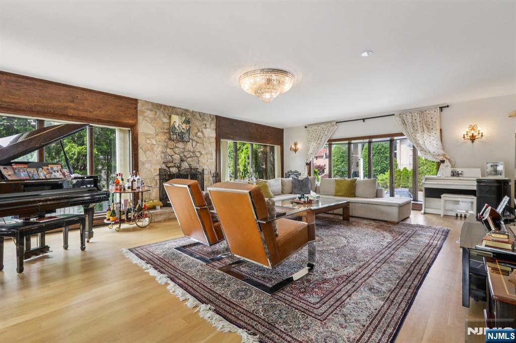 1060 Briar Way