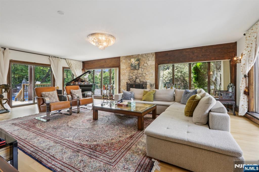 1060 Briar Way