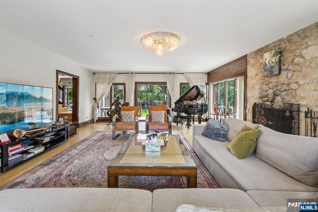1060 Briar Way