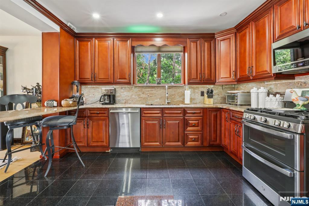 1060 Briar Way