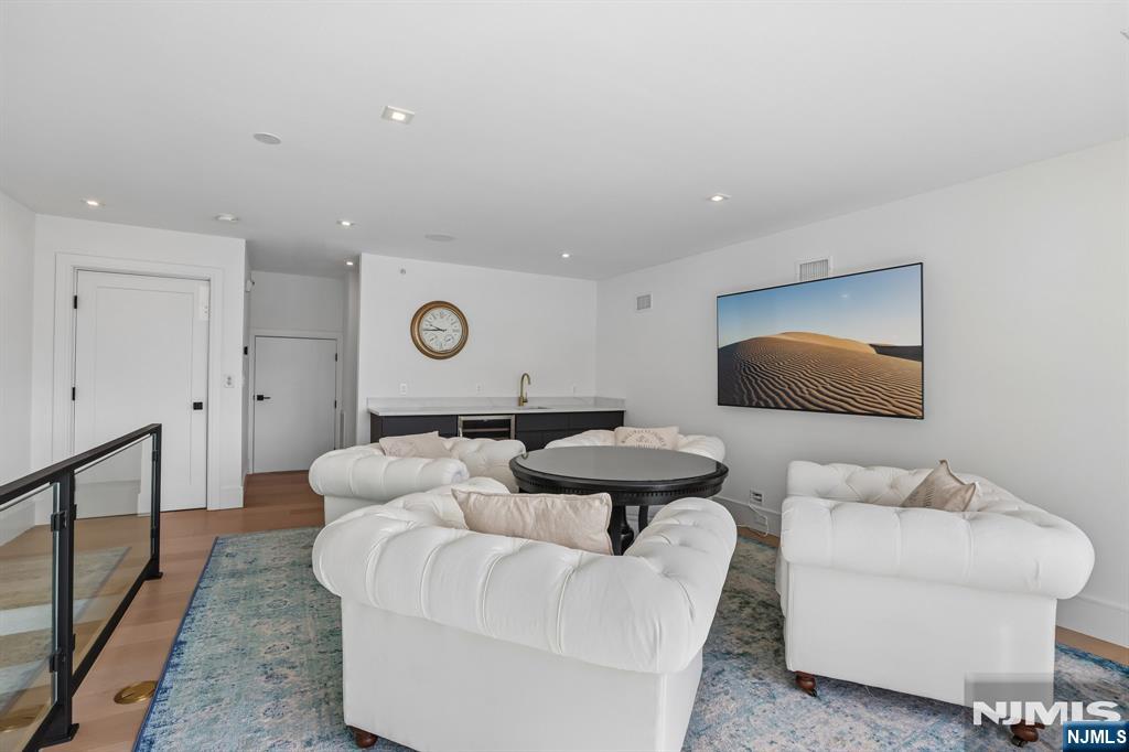 10 Hooks Lane B