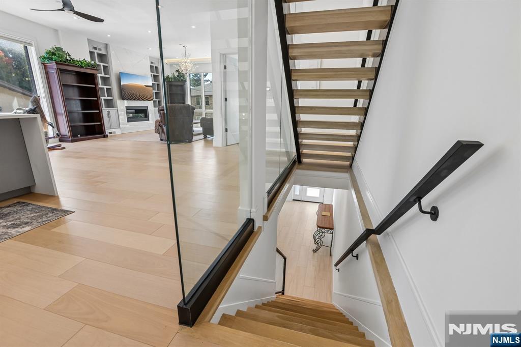 10 Hooks Lane B