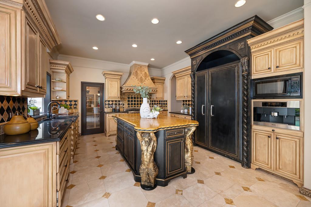 9125 Los Lagos Circle S