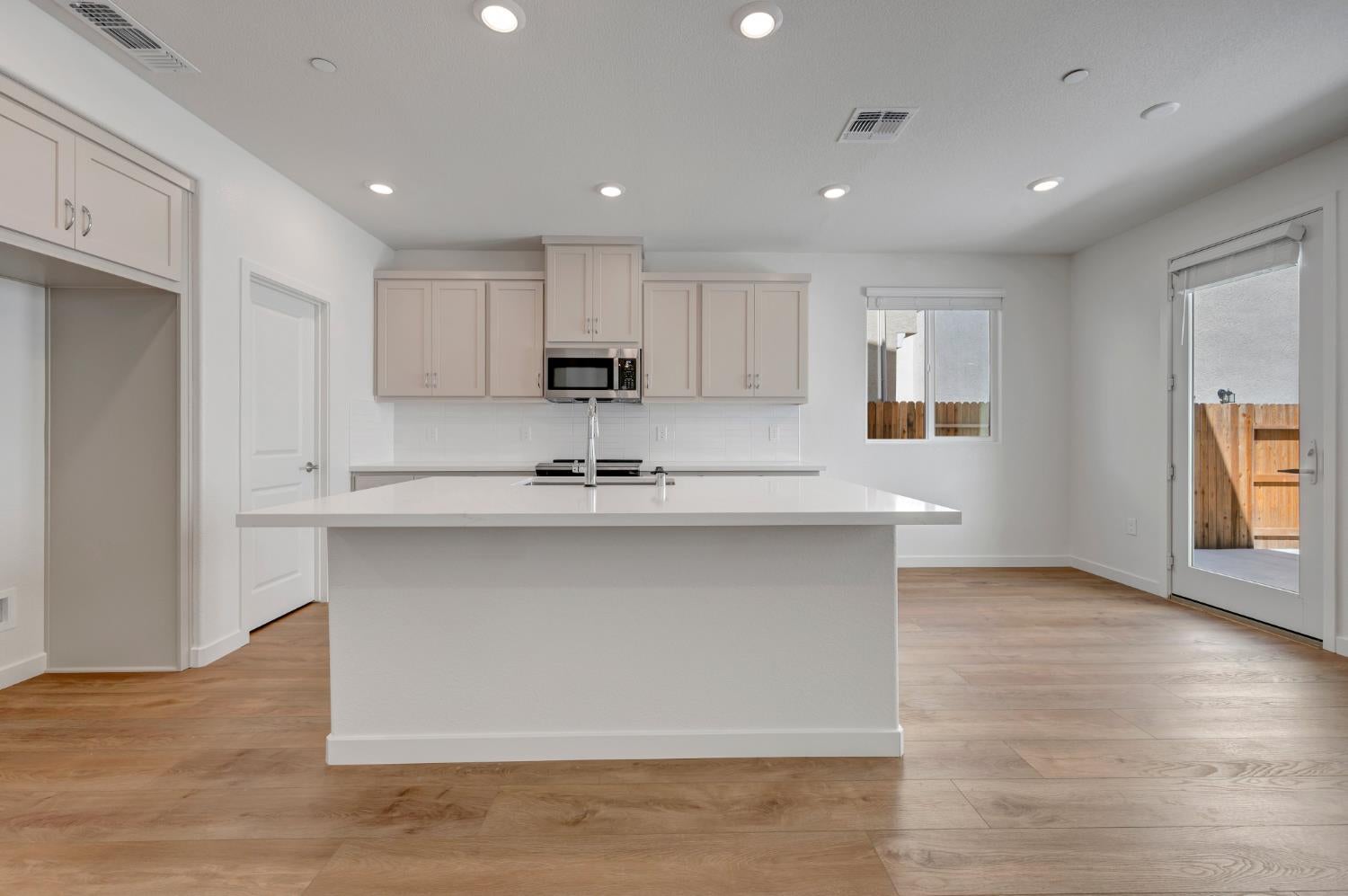 14545 Southpointe Drive 48