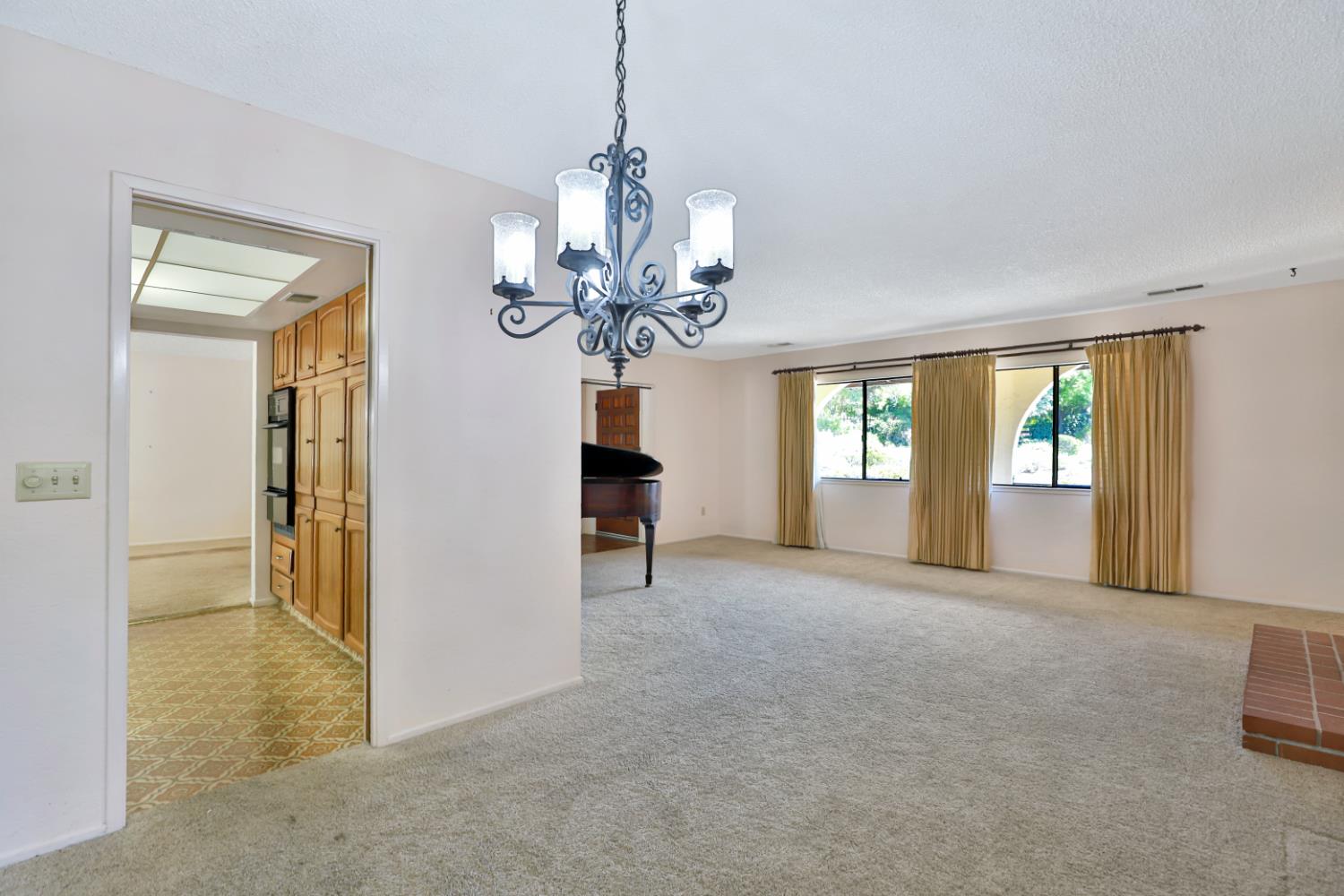 9695 Oak Leaf Way