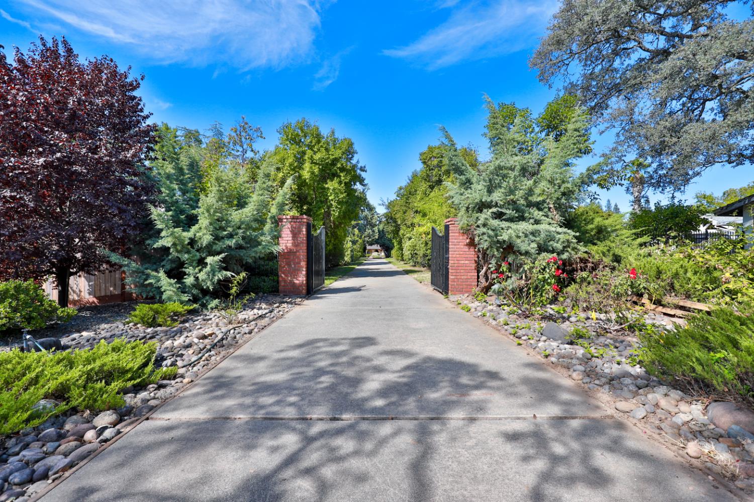 9695 Oak Leaf Way