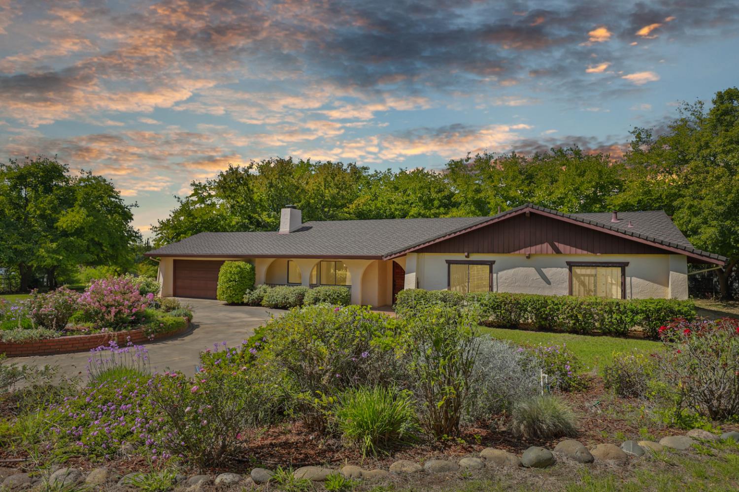 9695 Oak Leaf Way