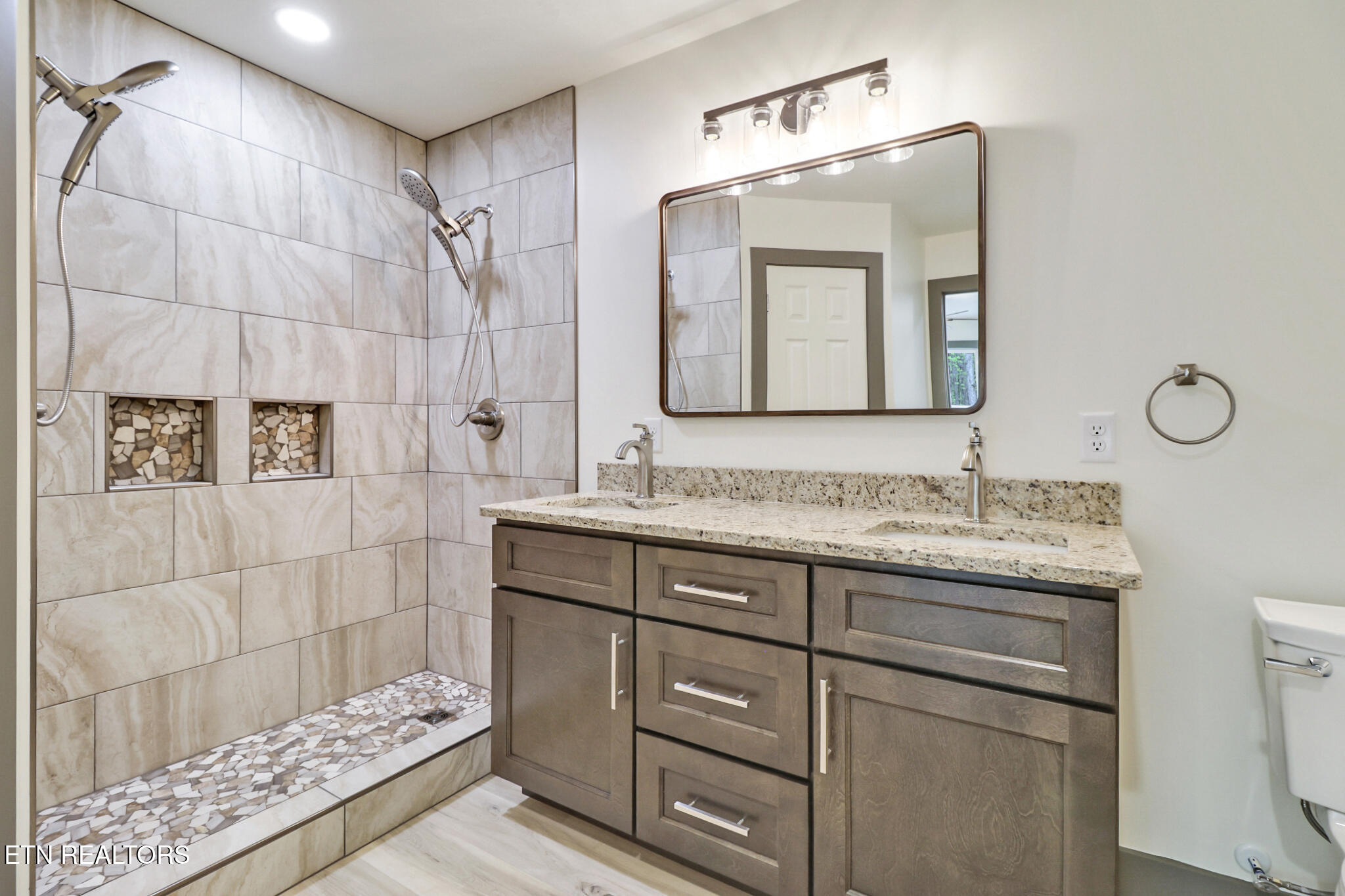 851 Riverchase Tr