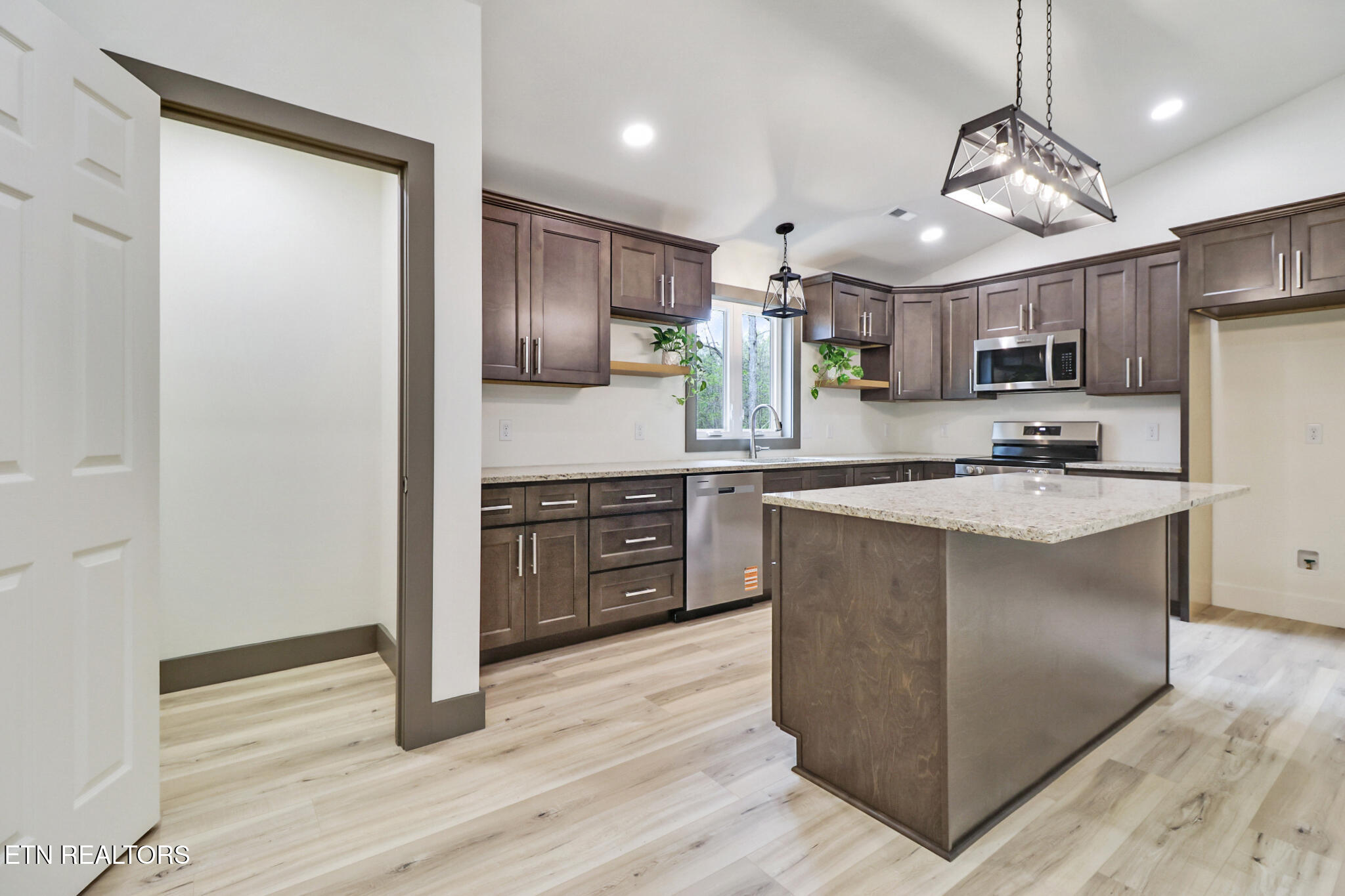 851 Riverchase Tr