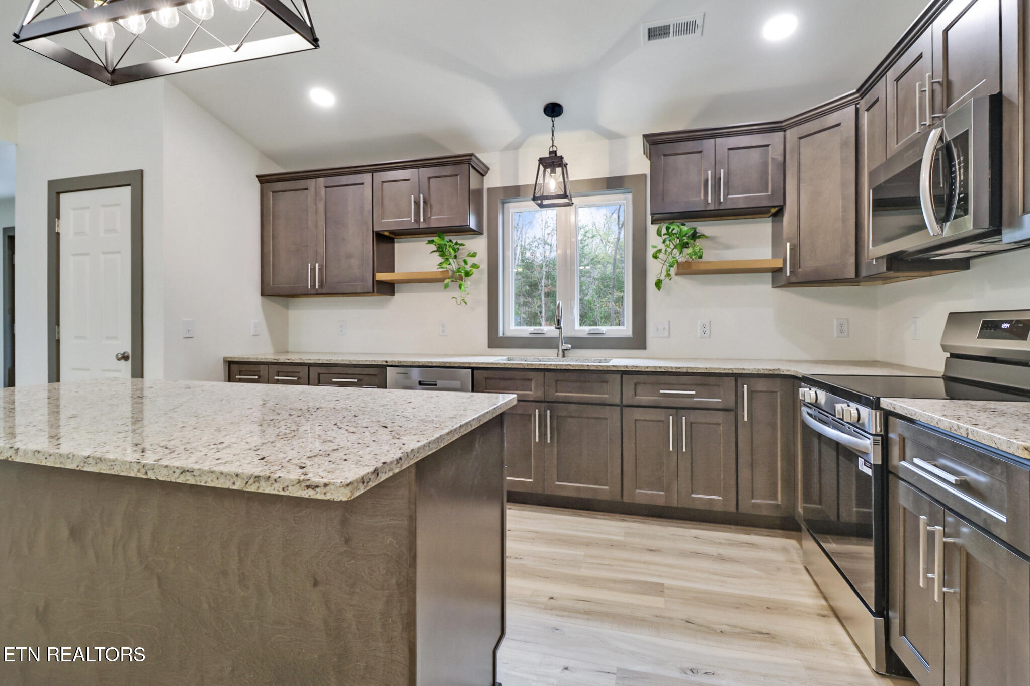 851 Riverchase Tr