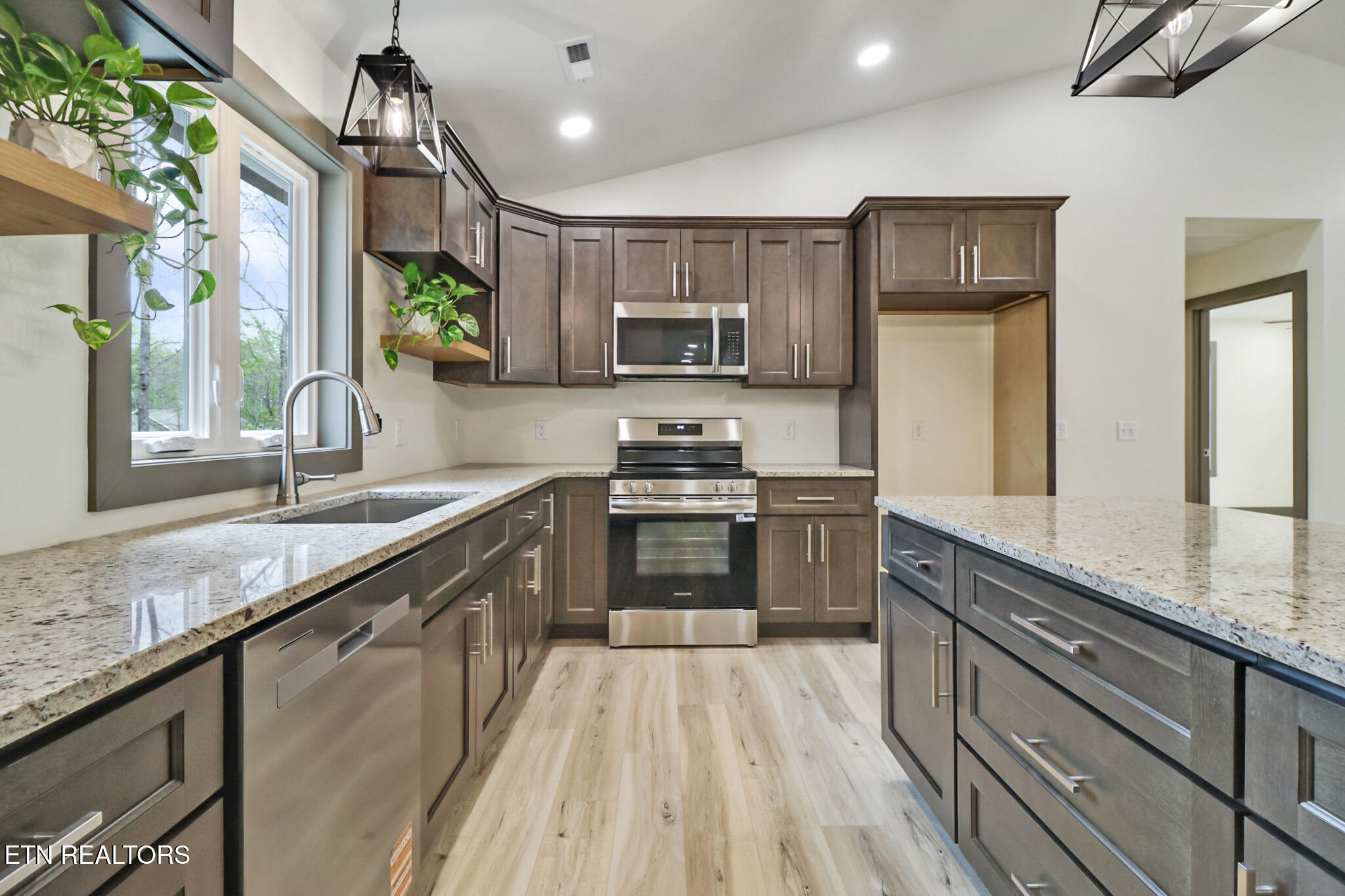 851 Riverchase Tr