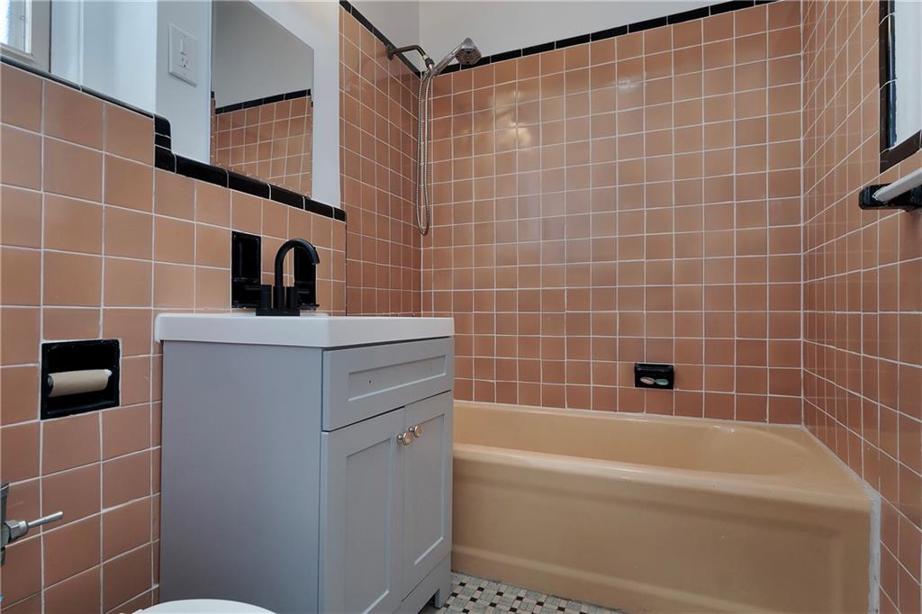 1560 East 18th Street East 3D