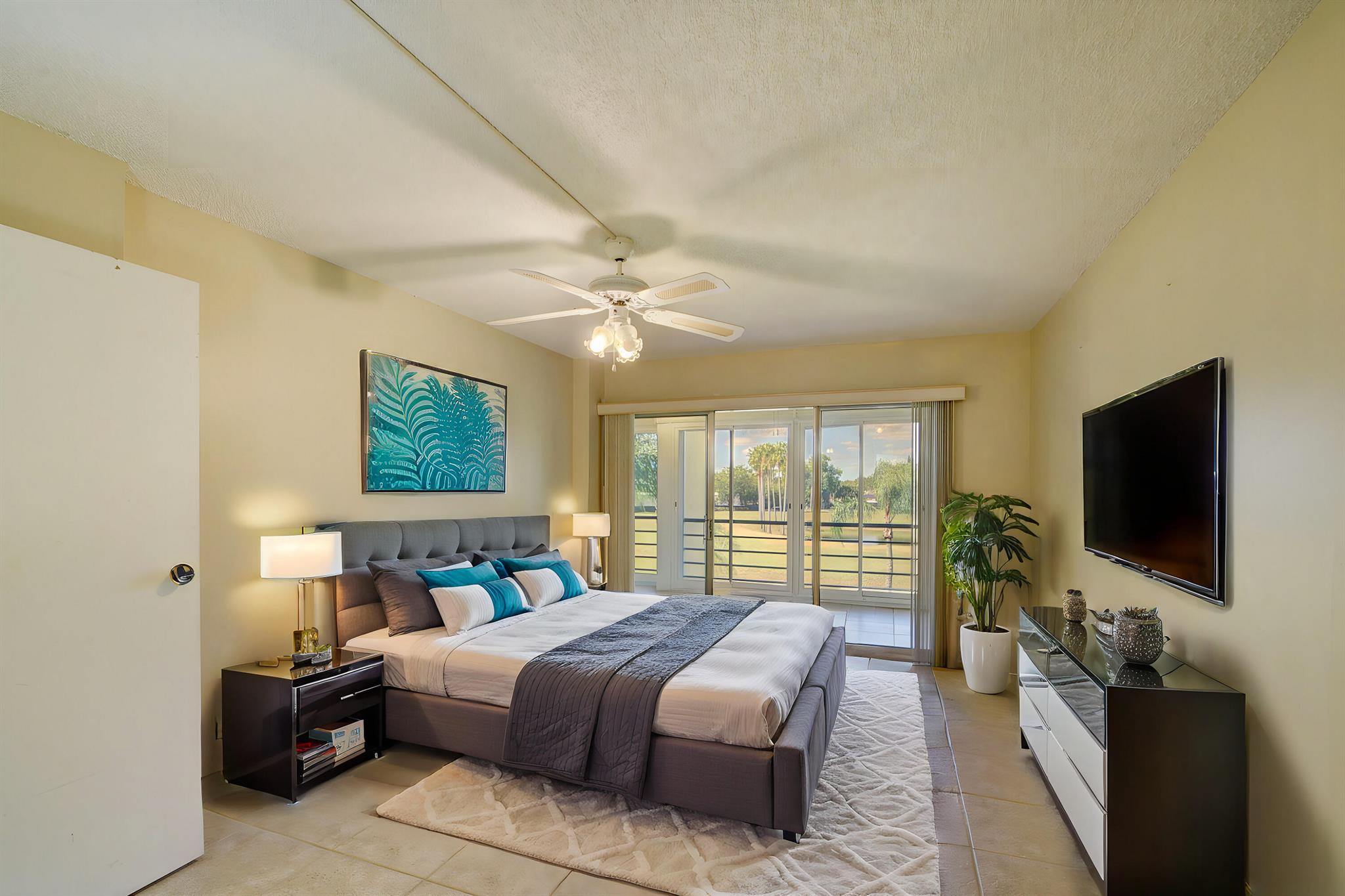 3959 Via Poinciana 301