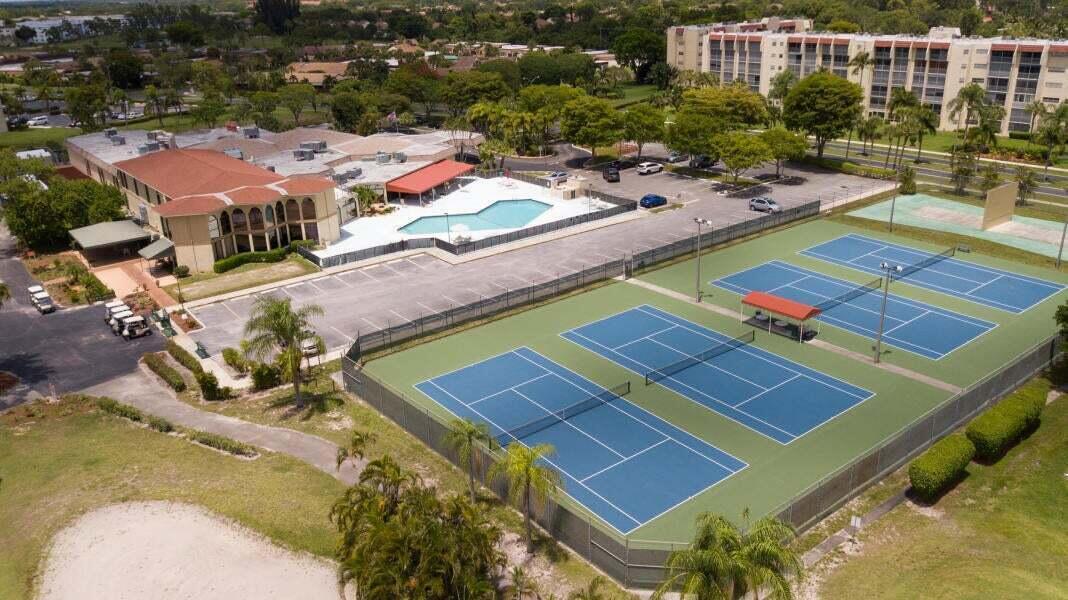 3959 Via Poinciana 301