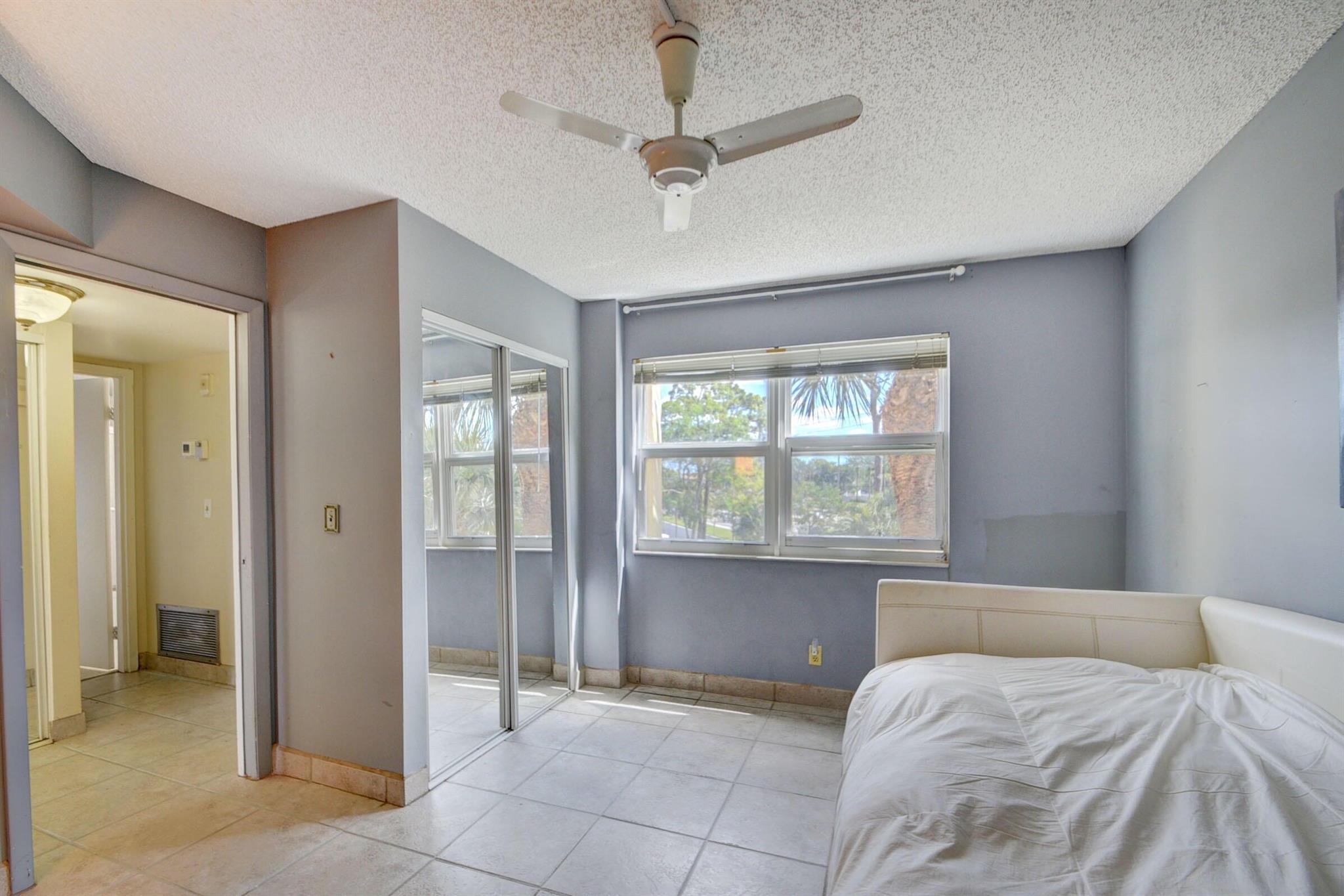 3959 Via Poinciana 301