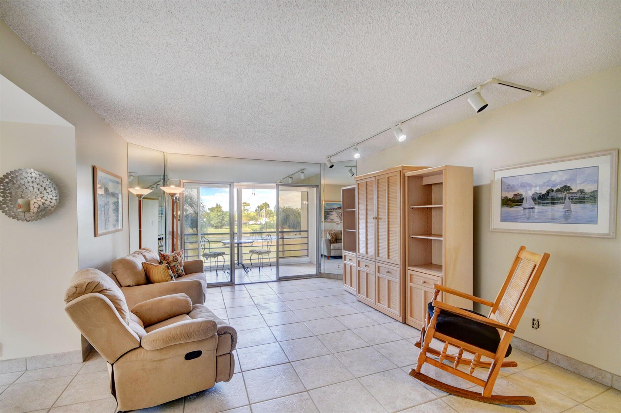 3959 Via Poinciana 301