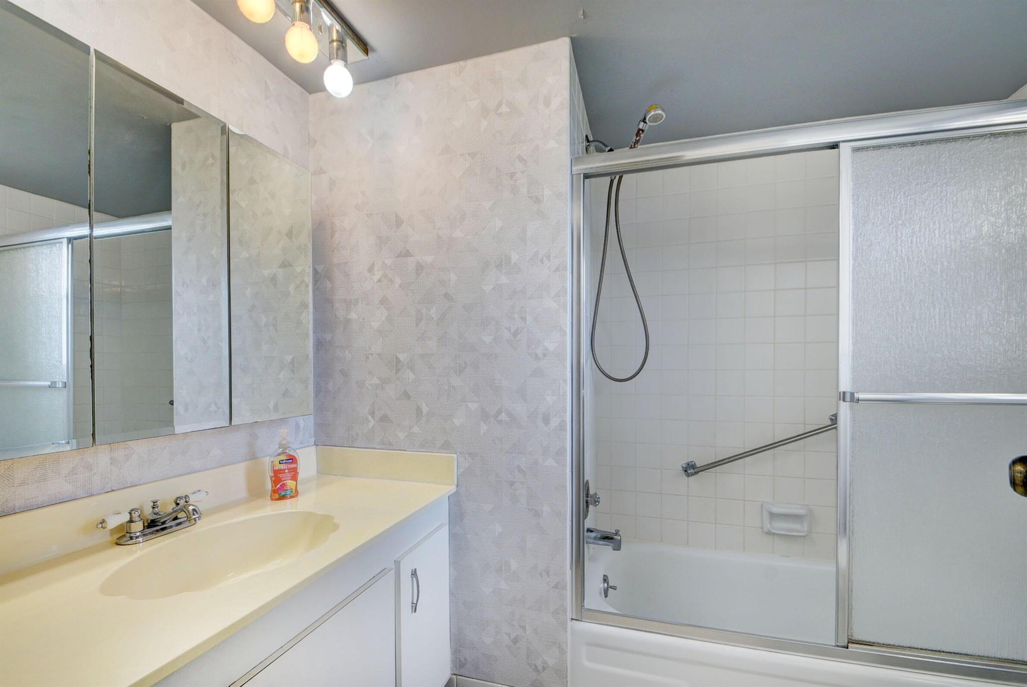 3959 Via Poinciana 301