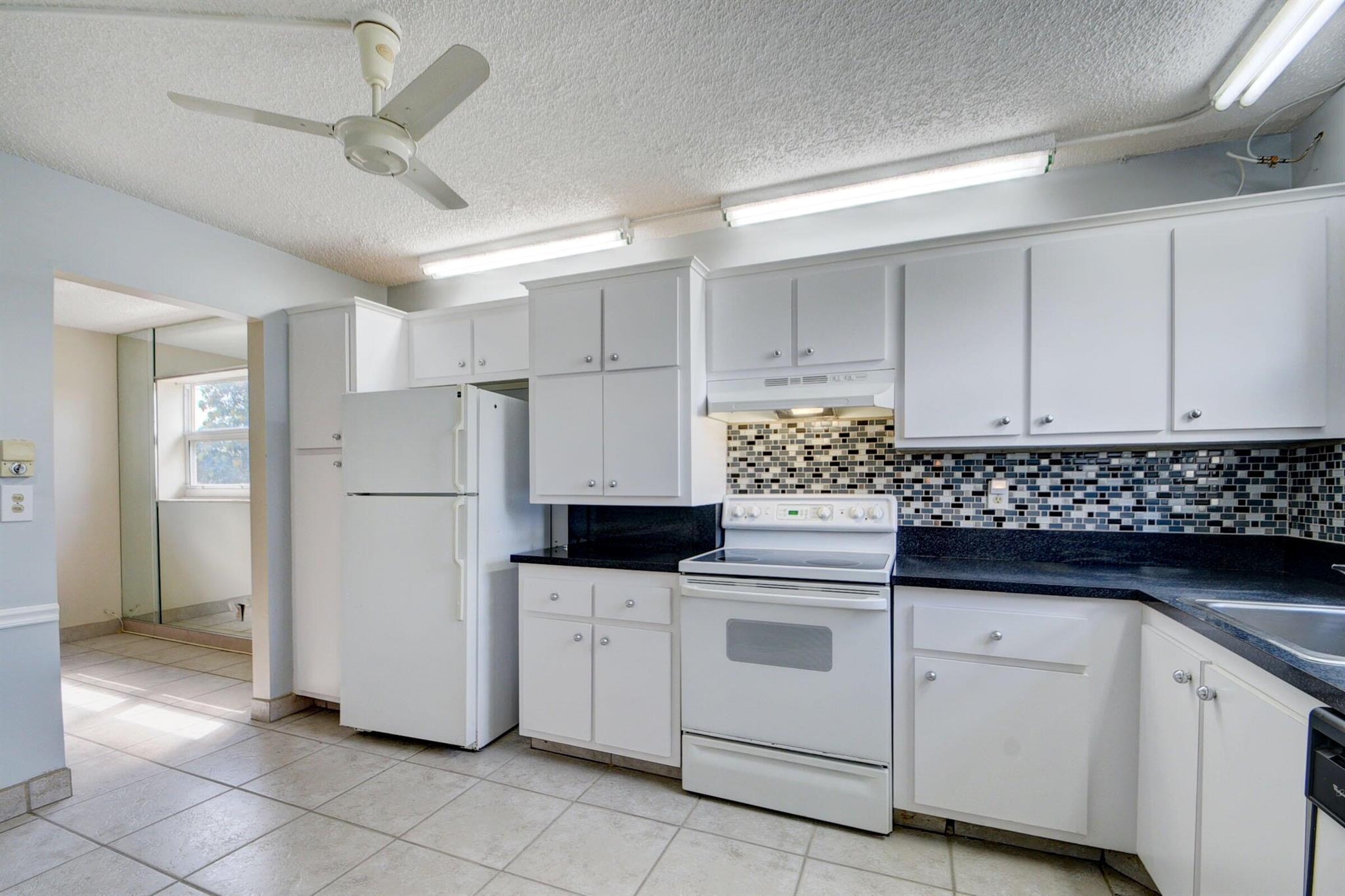 3959 Via Poinciana 301