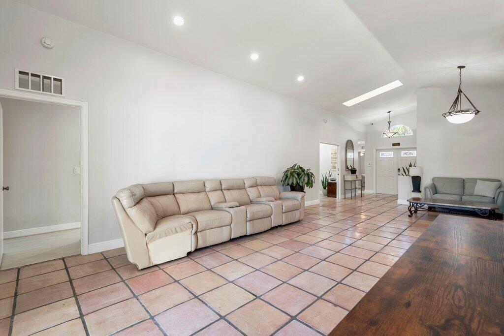 9879 Harbour Lake Circle
